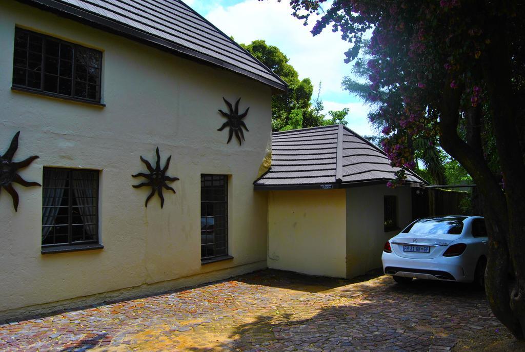 Birch Tree Cottage โจฮันเนสเบิร์ก ภายนอก รูปภาพ